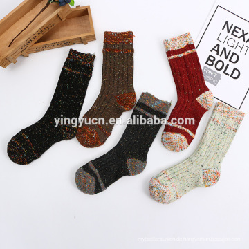 Heißer Verkauf Stripe Mode farbige Garn Damen Winter Crew Socken